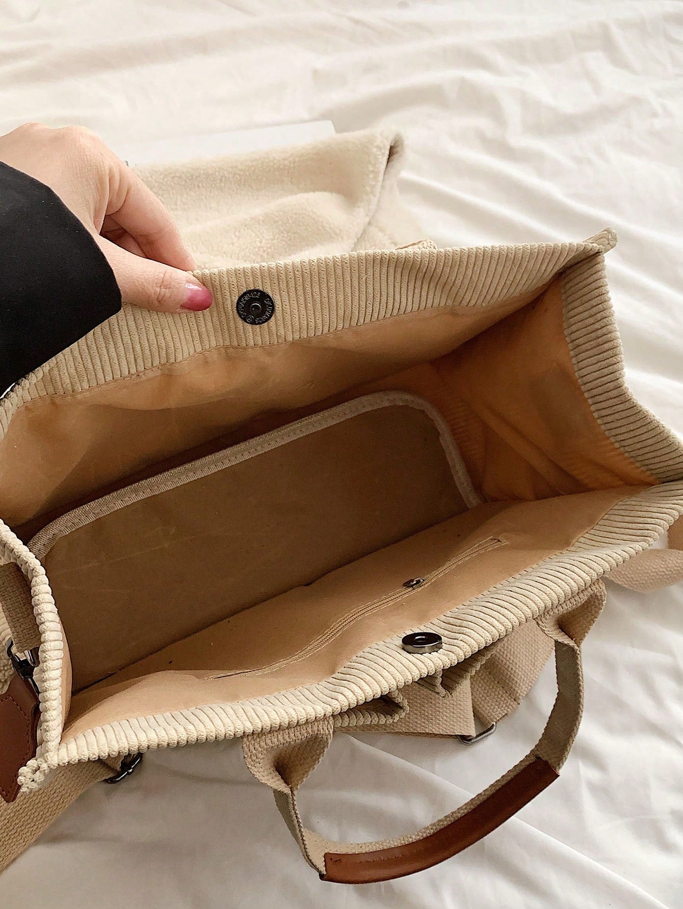 Bolso tote caqui para mujer detalle interior con cierre magnético
