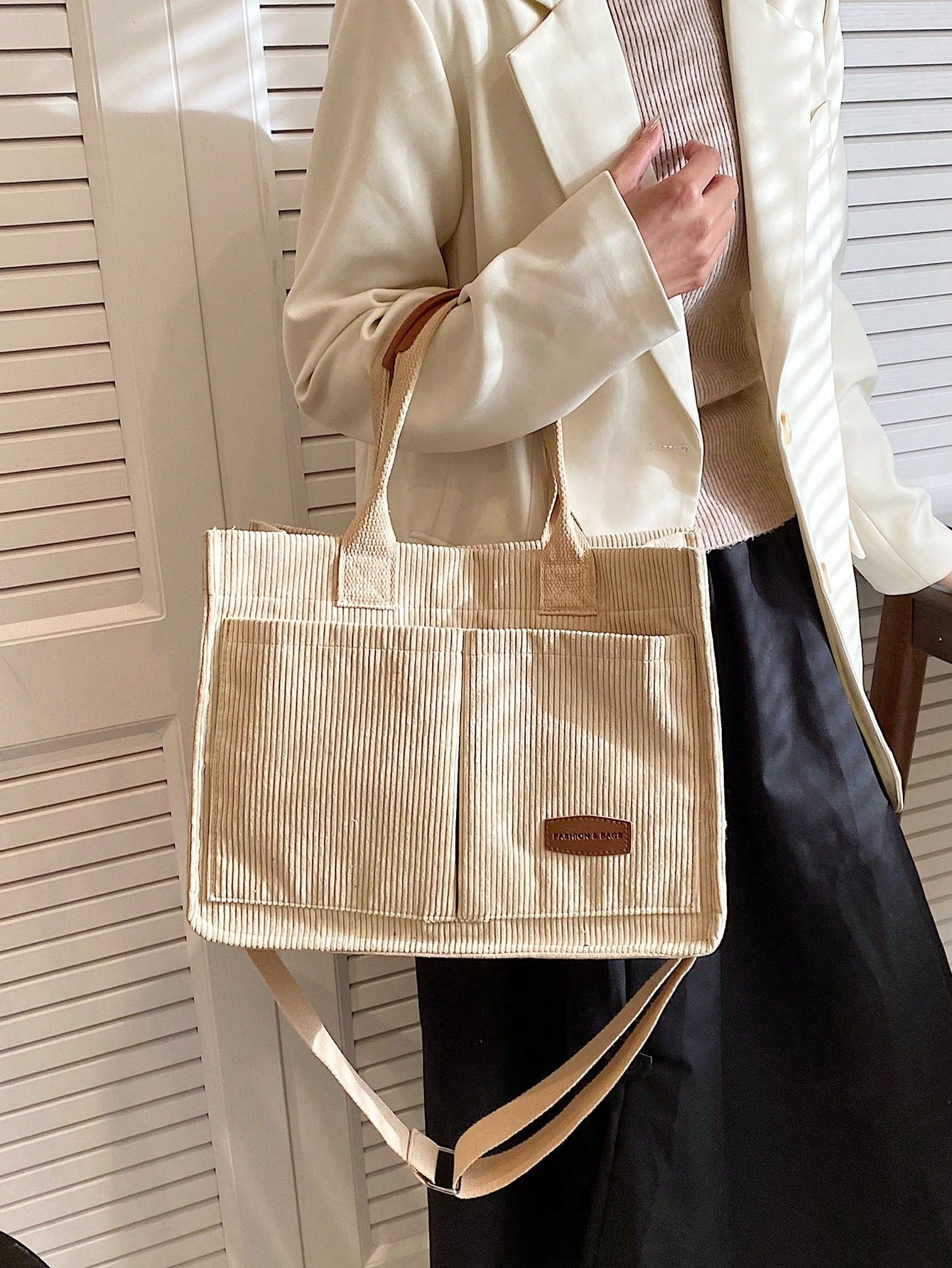Bolso tote caqui para mujer uso al hombro con outfit casual