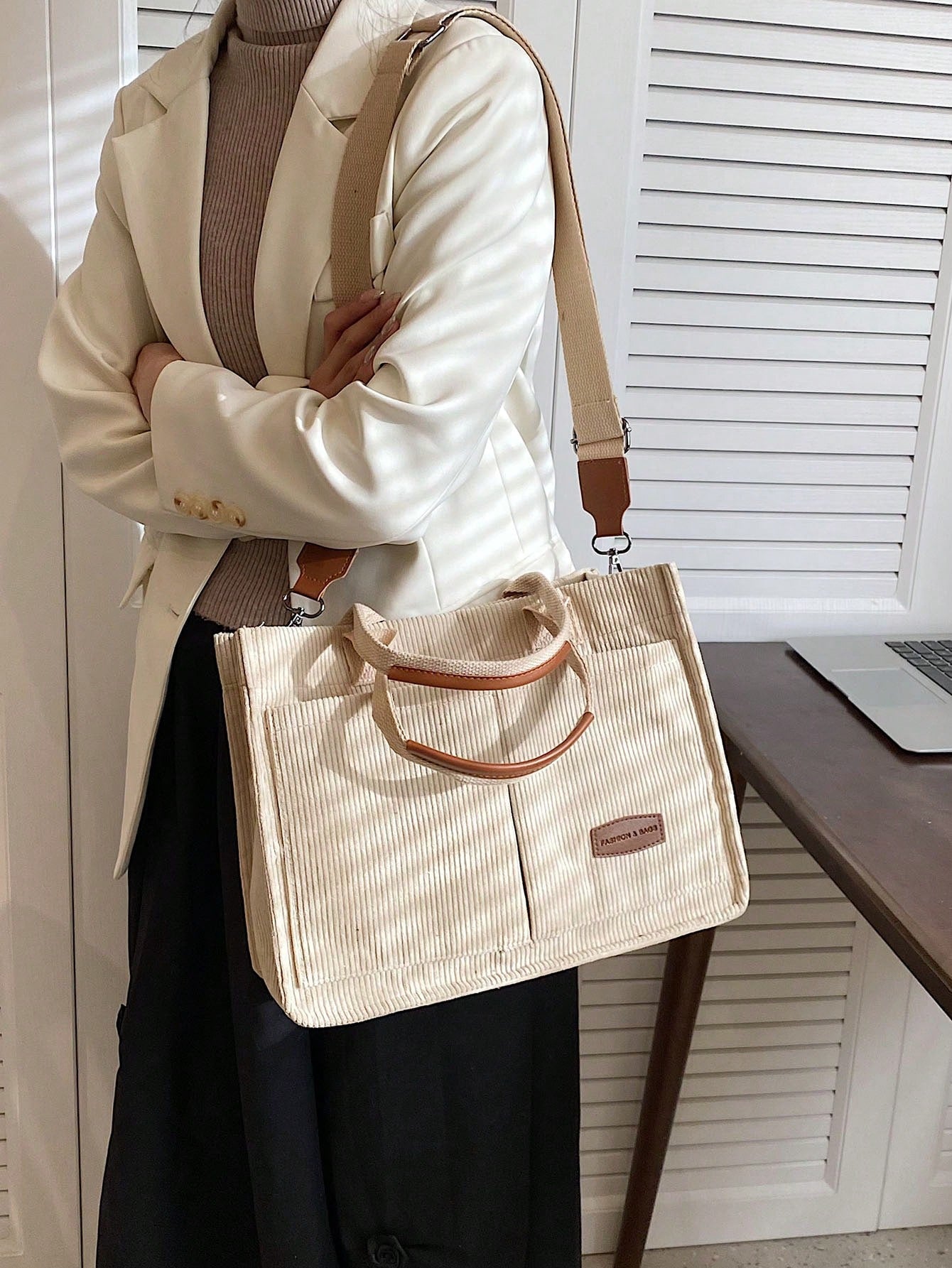 Bolso tote caqui para mujer con correa ajustable y asas de mano