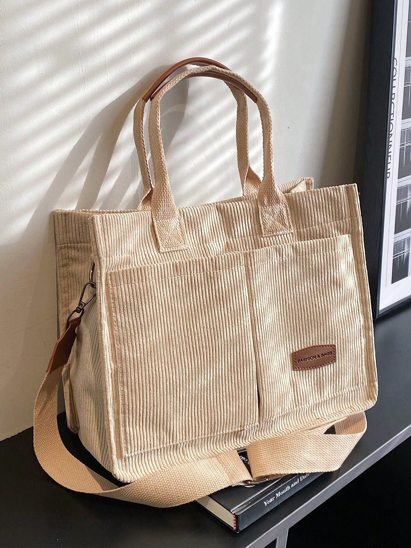 Bolso tote caqui para mujer vista frontal con compartimentos frontales