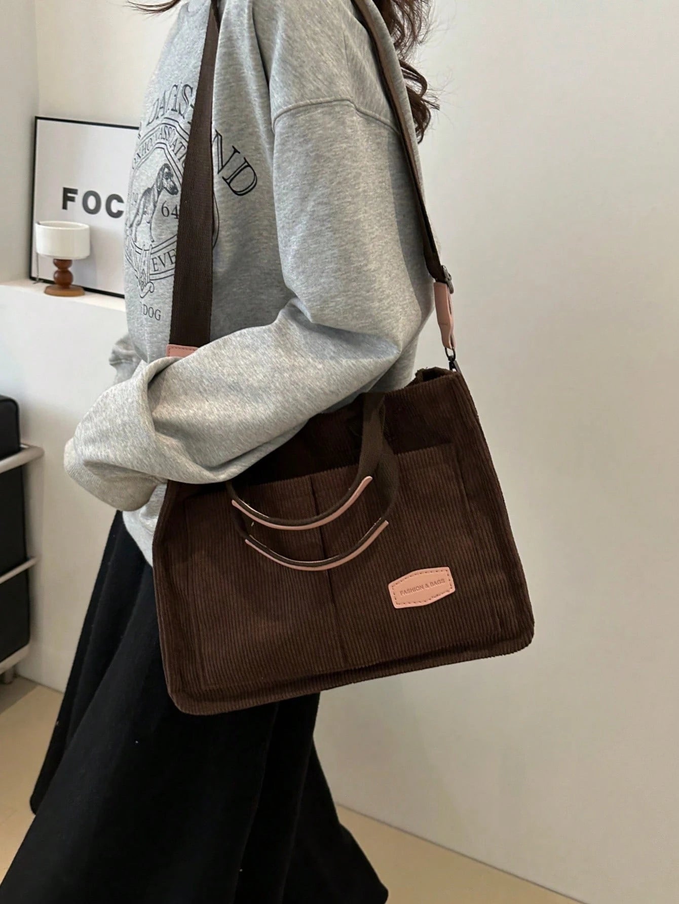 Bolso tote café de pana para mujer con correa ajustable