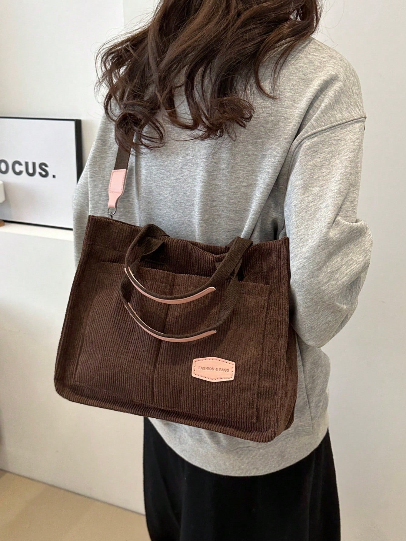 Bolso tote café de pana para mujer llevado al hombro