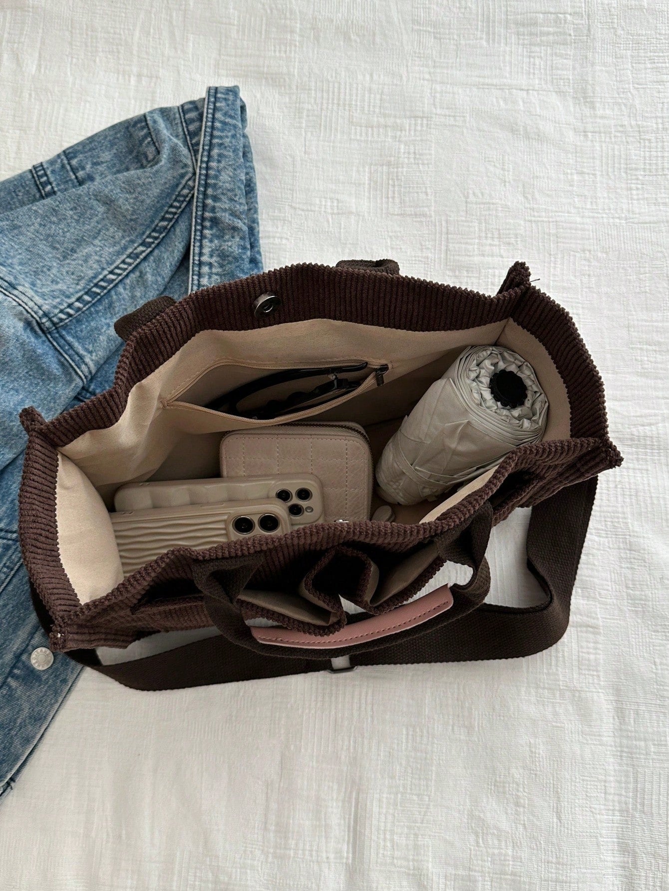 Bolso tote café de pana para mujer detalle del interior
