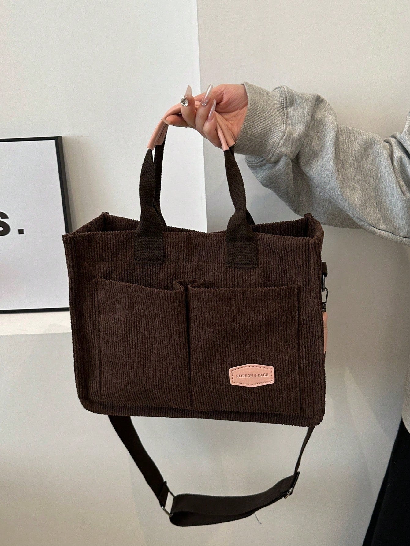 Bolso tote café de pana para mujer con bolsillos frontales