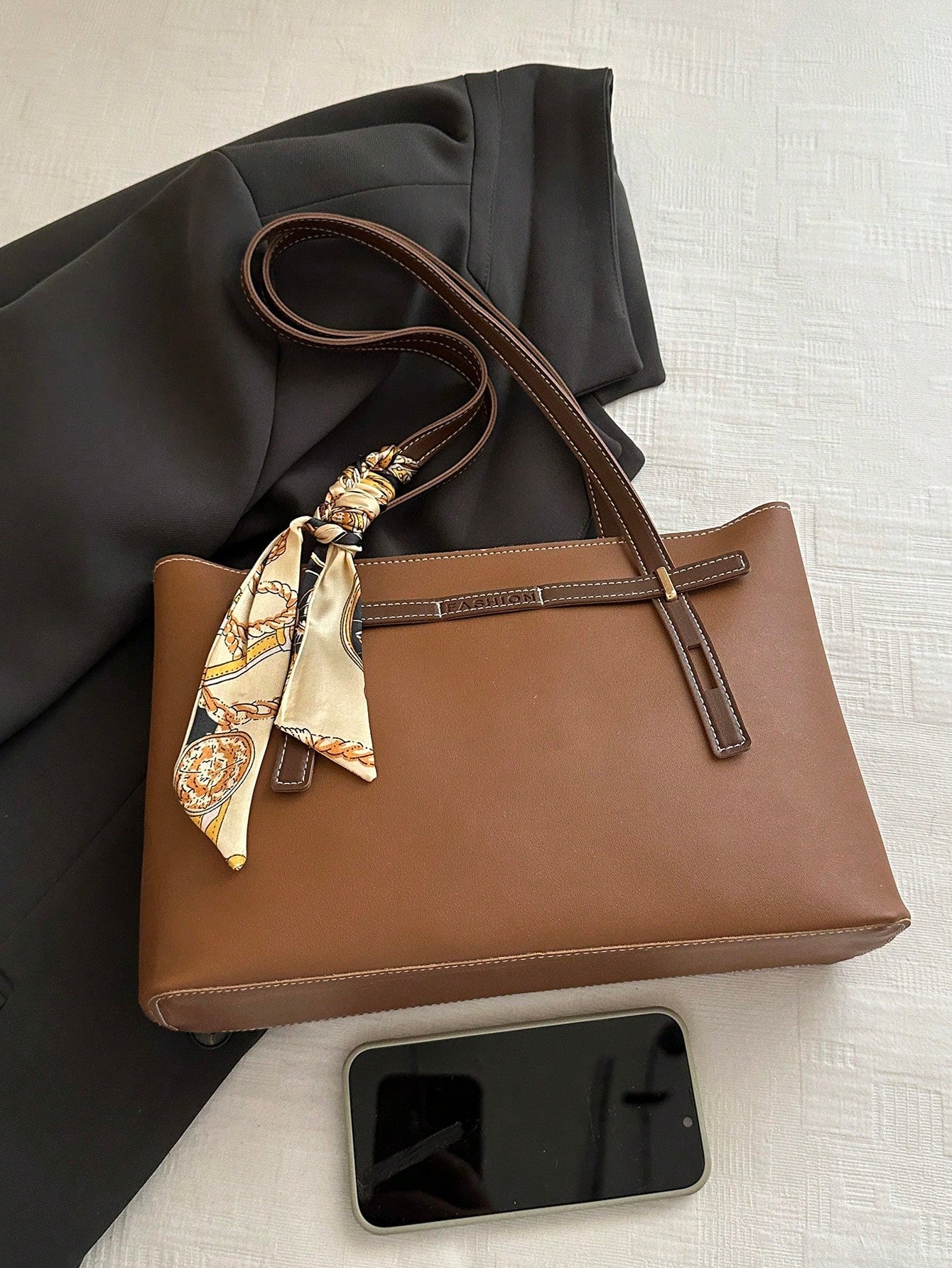 Bolso tote marrón para mujer detalle frontal y asas dobles