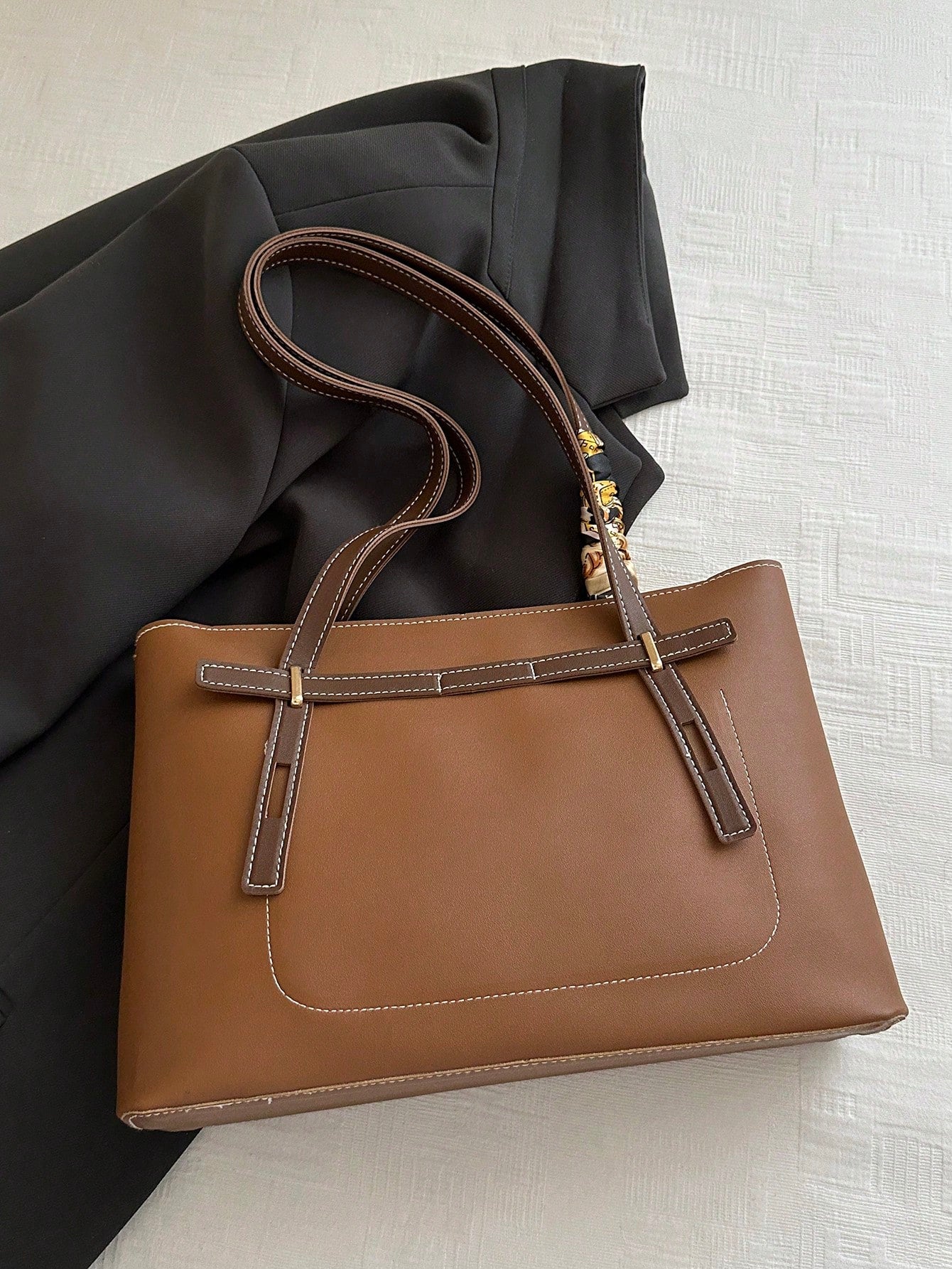 Bolso tote marrón para mujer vista posterior con costuras
