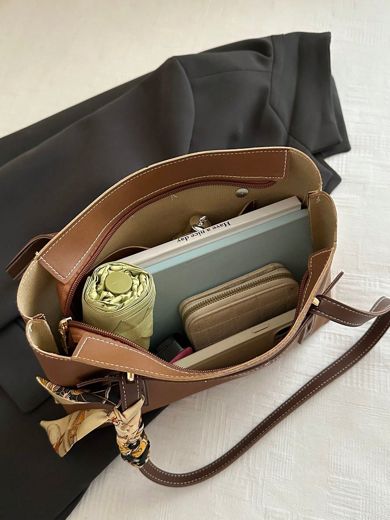 Bolso tote marrón para mujer detalle de compartimentos interiores