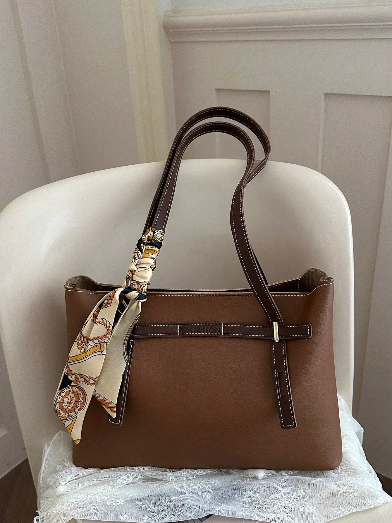 Bolso tote marrón para mujer vista frontal con pañuelo decorativo