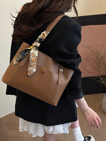 Bolso tote marrón para mujer con pañuelo estampado al hombro
