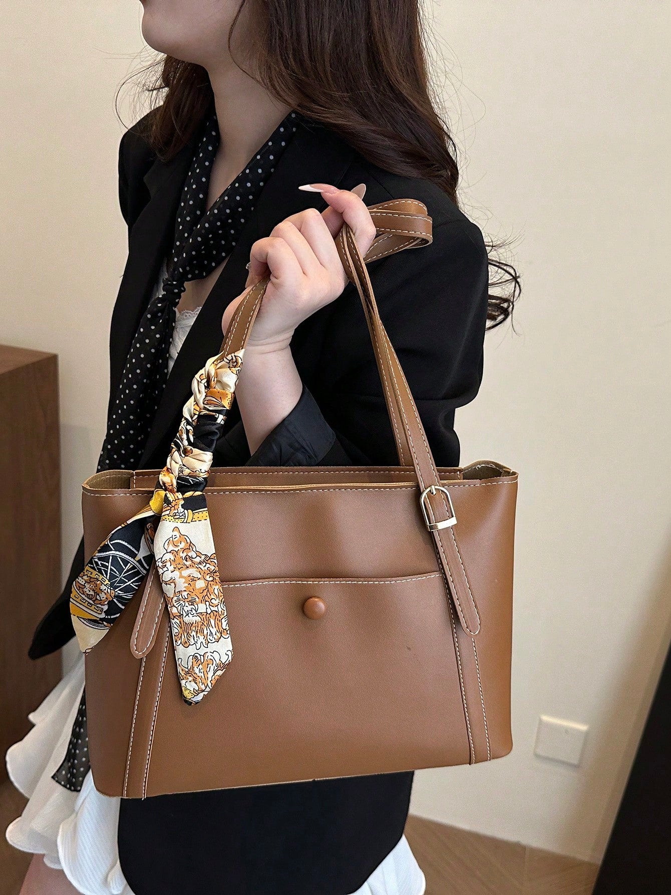 Bolso tote marrón para mujer con doble asa vista lateral
