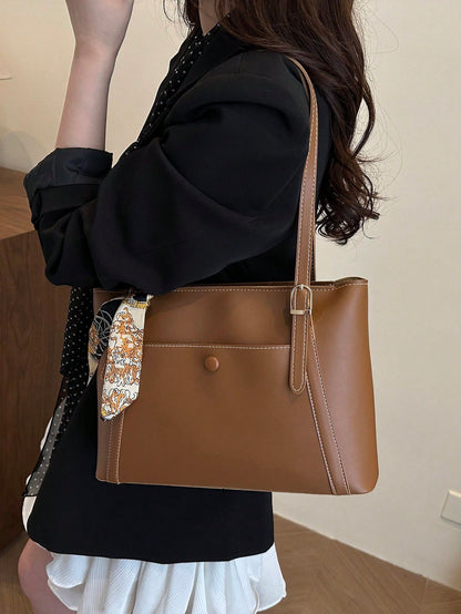 Bolso tote marrón para mujer con detalle de costuras y pañuelo
