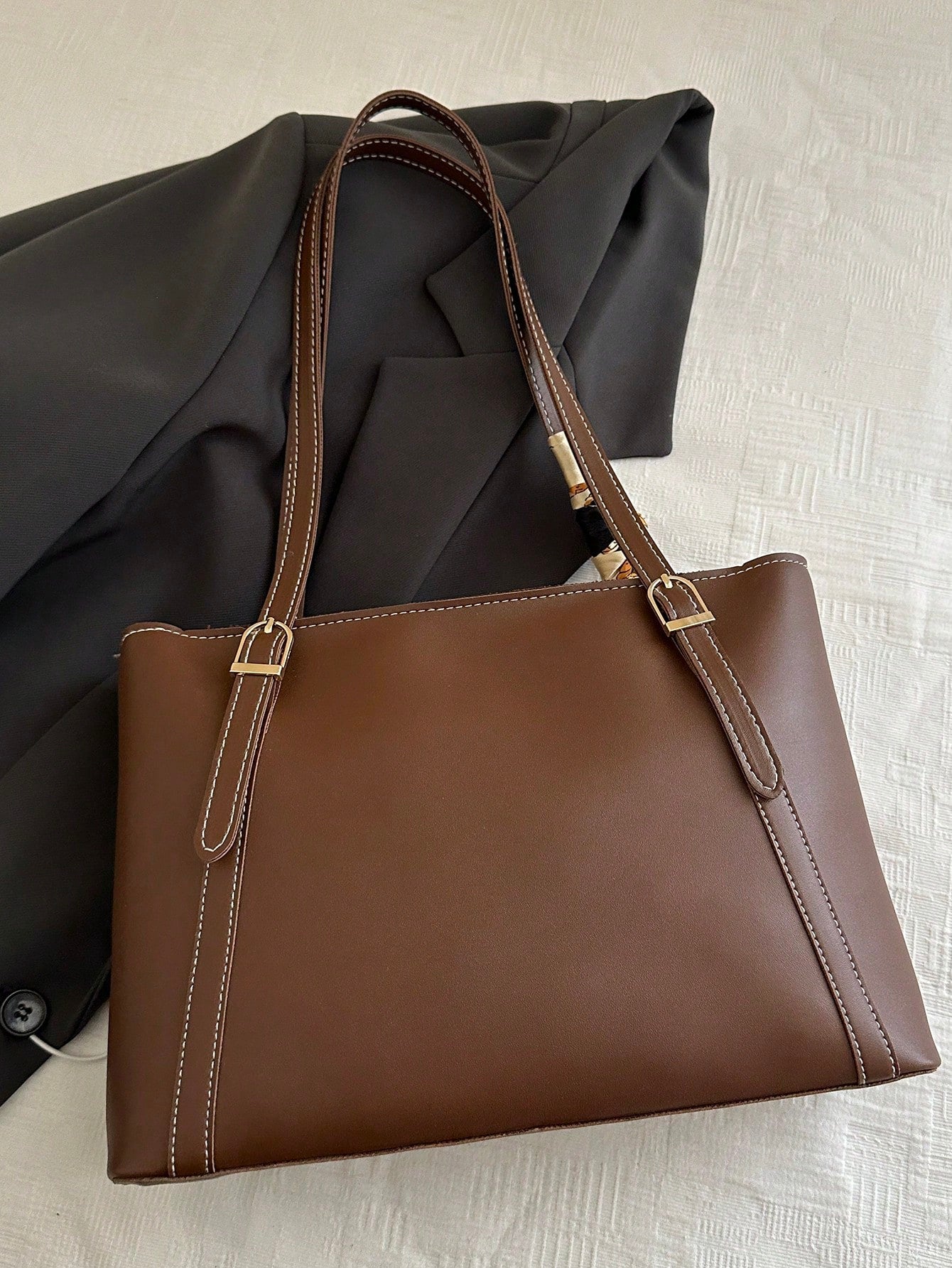 Bolso tote marrón para mujer vista trasera
