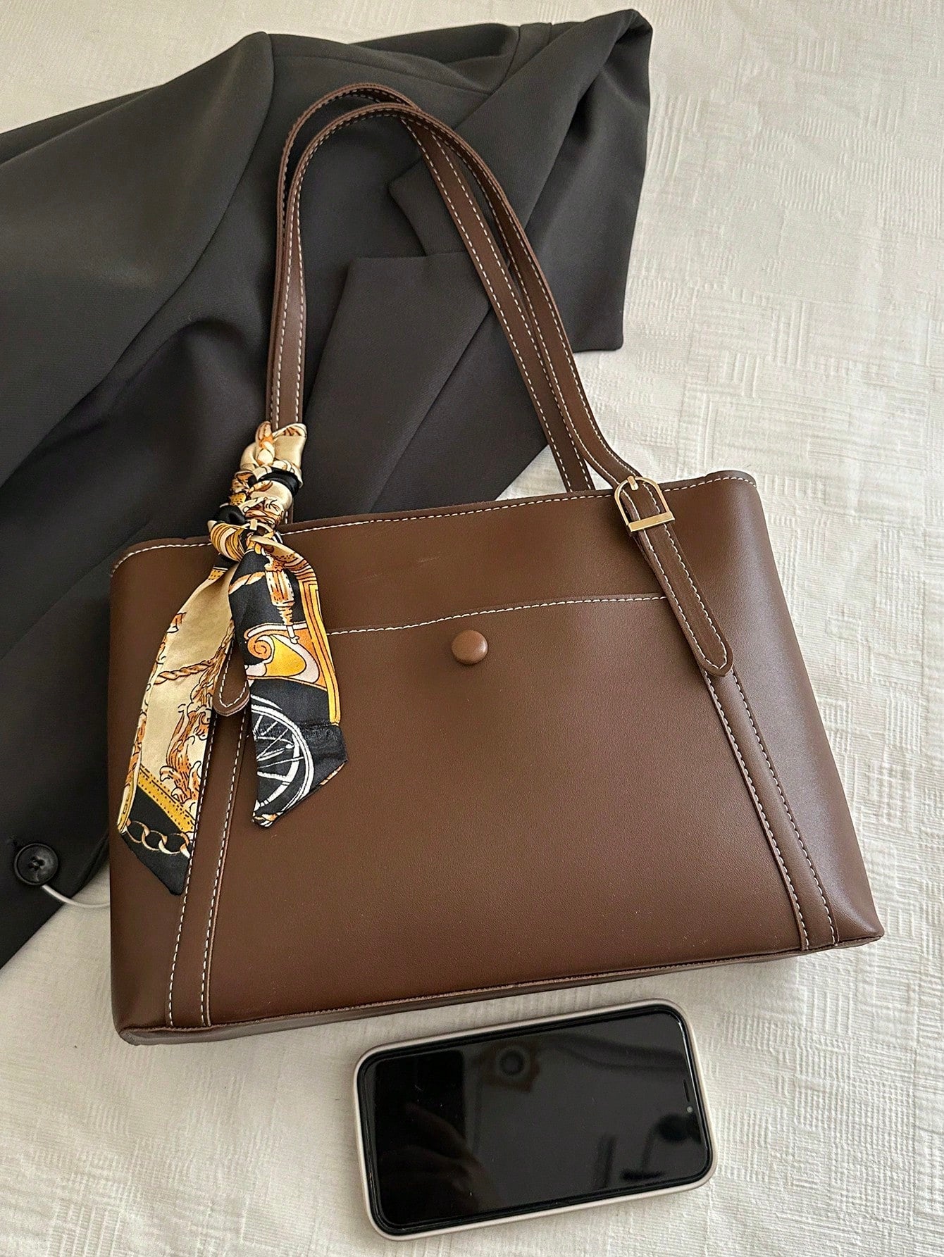 Bolso tote marrón para mujer con bolsillo frontal y pañuelo
