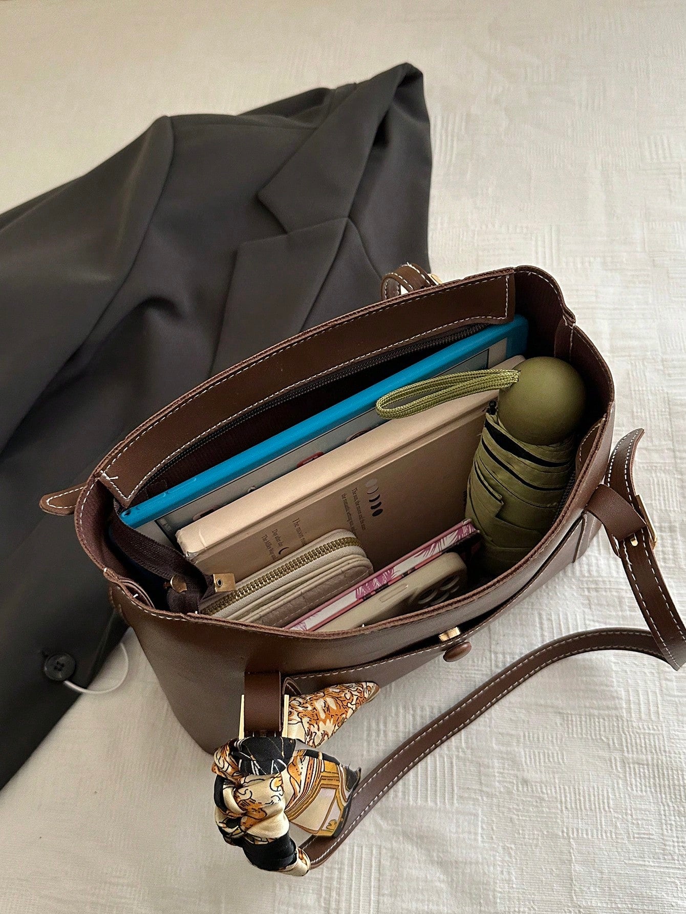 Bolso tote marrón para mujer con interior amplio
