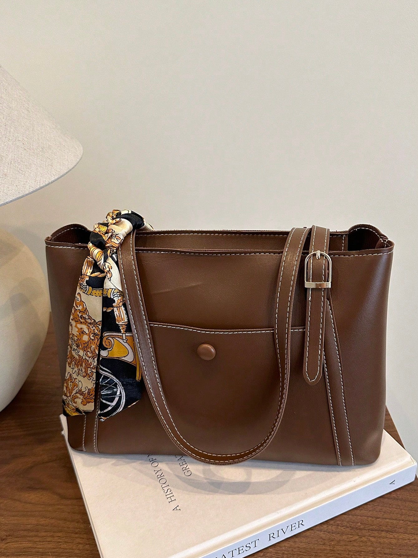 Bolso tote marrón para mujer con pañuelo estampado vista frontal
