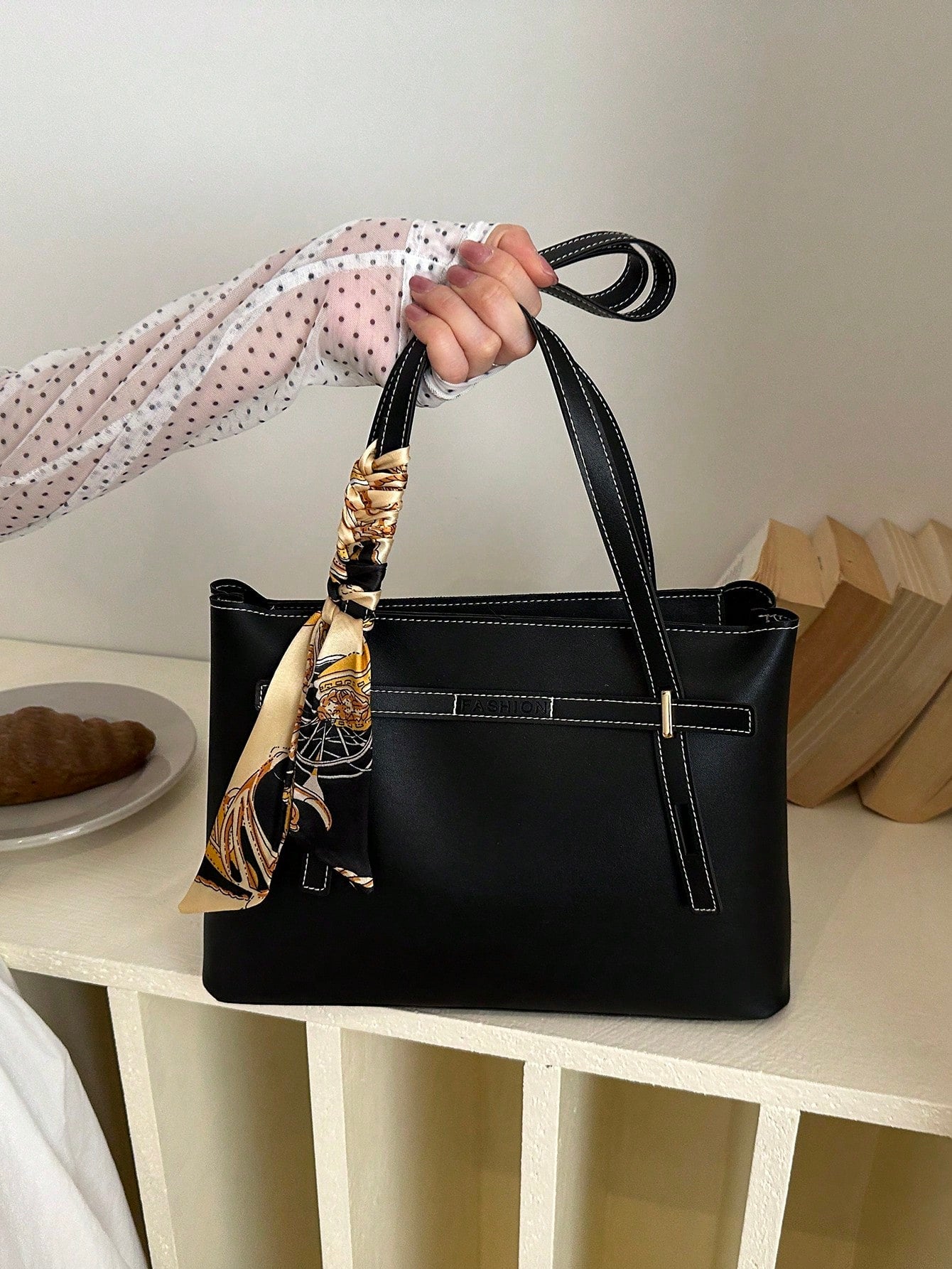 bolso tote negro para mujer detalle del acabado y doble asa
