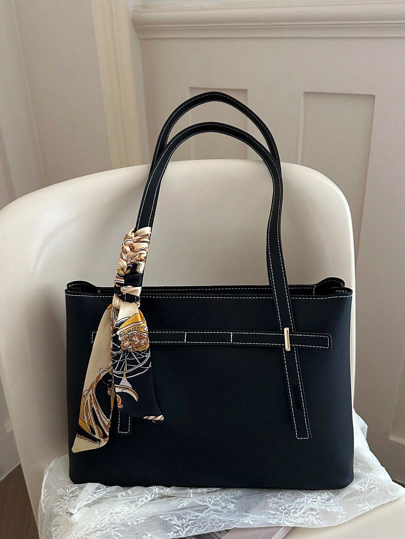 bolso tote negro para mujer vista frontal con pañuelo estampado
