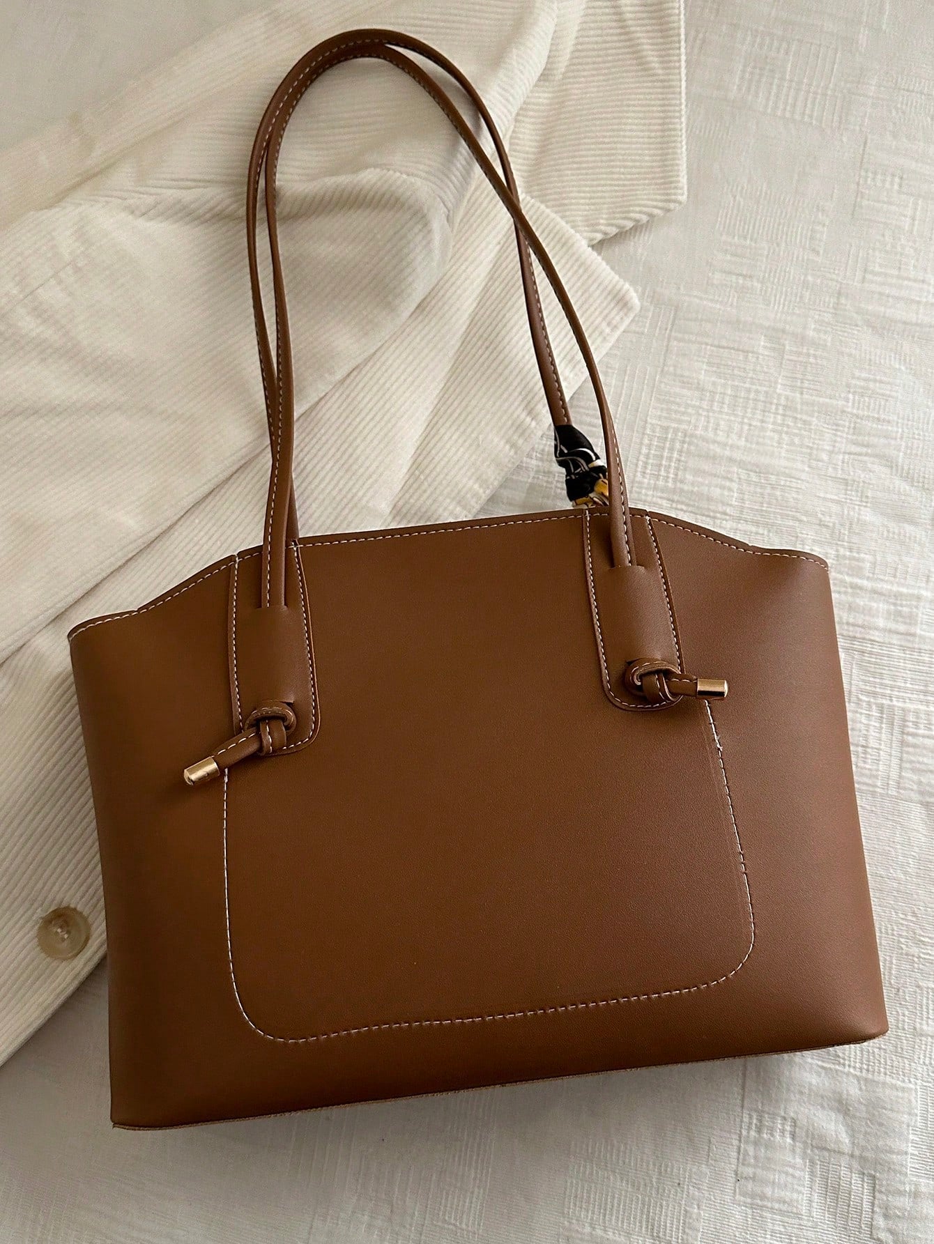 interior del bolso tote con compartimentos
