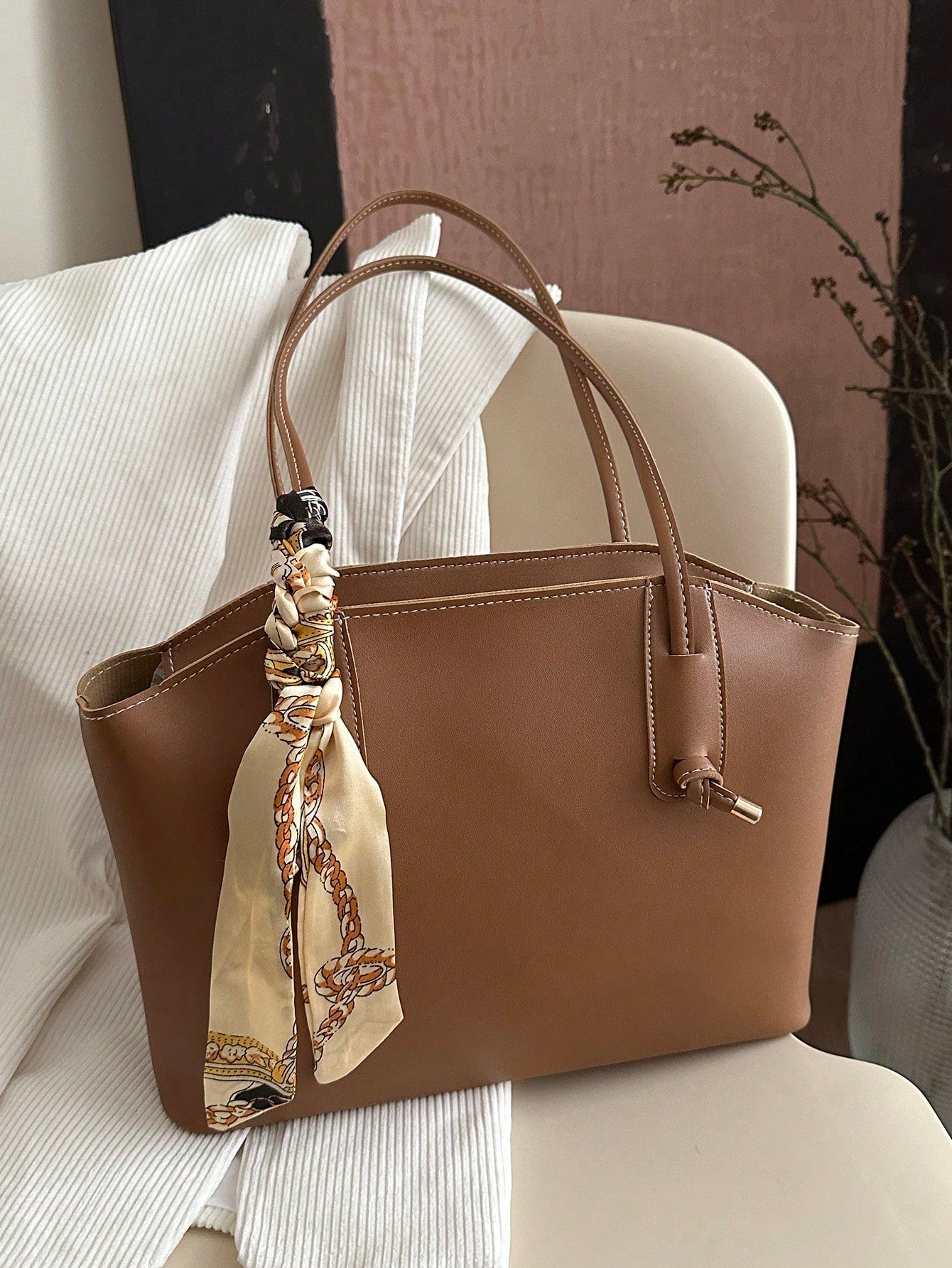 bolso marrón tipo tote para dama
