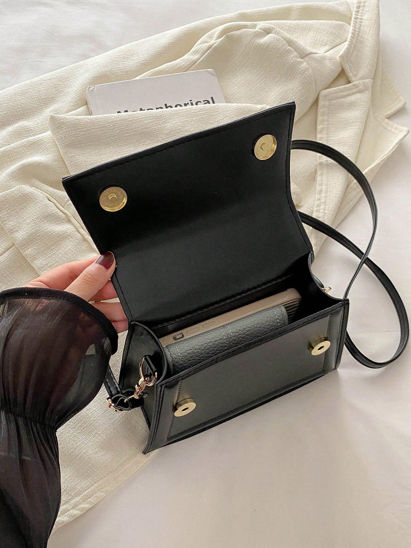 interior del bolso negro mini con solapa magnética