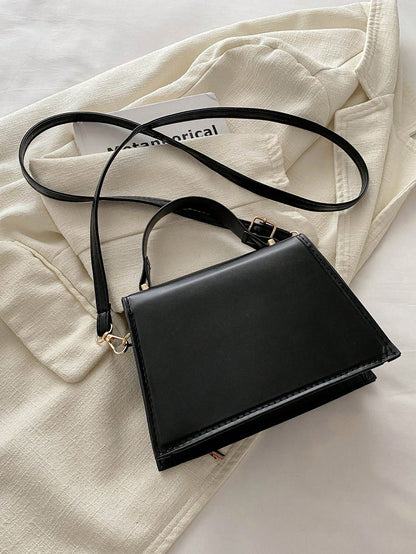 vista posterior del bolso negro cuadrado con correa ajustable