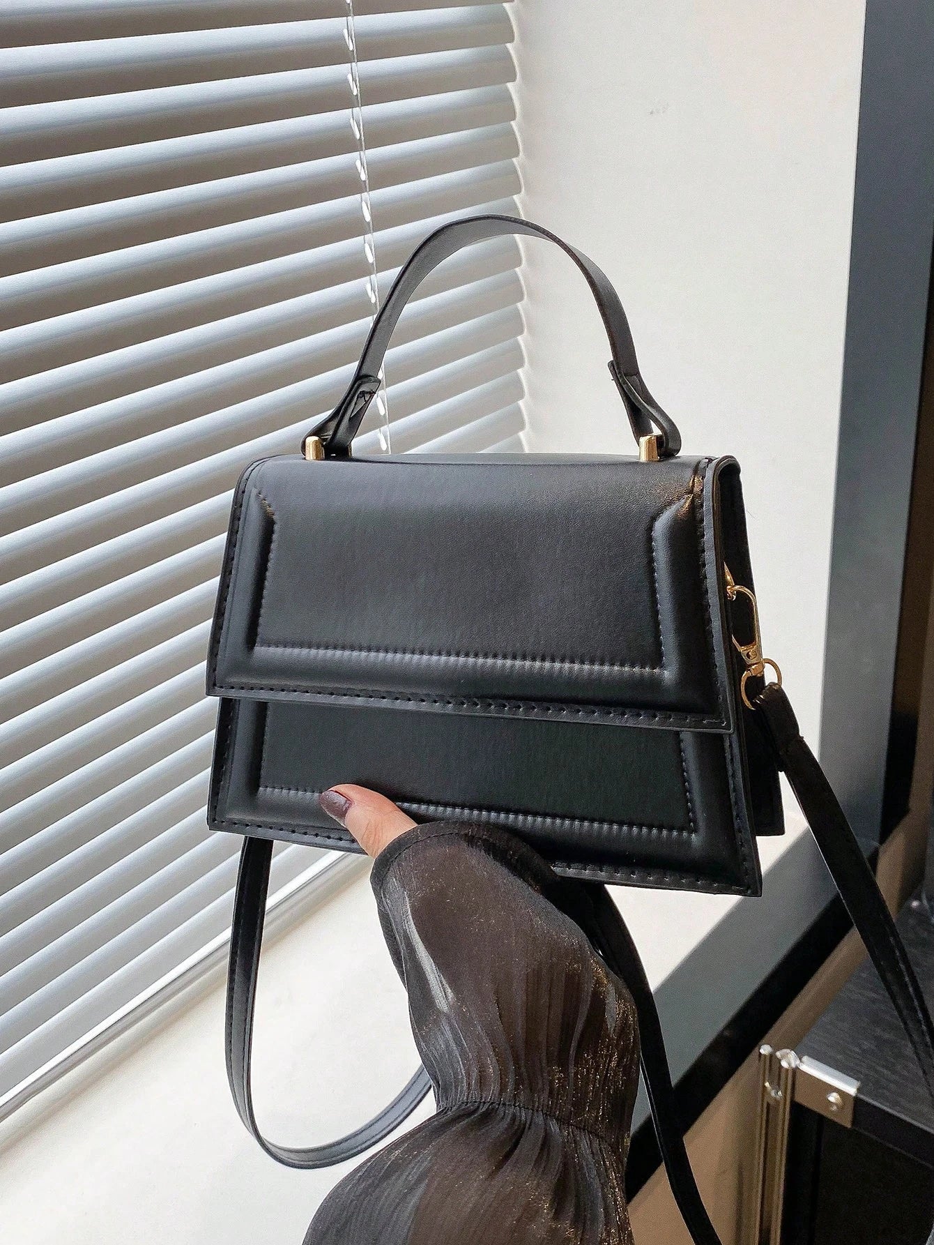 mini bolso negro de cuero sintético para dama