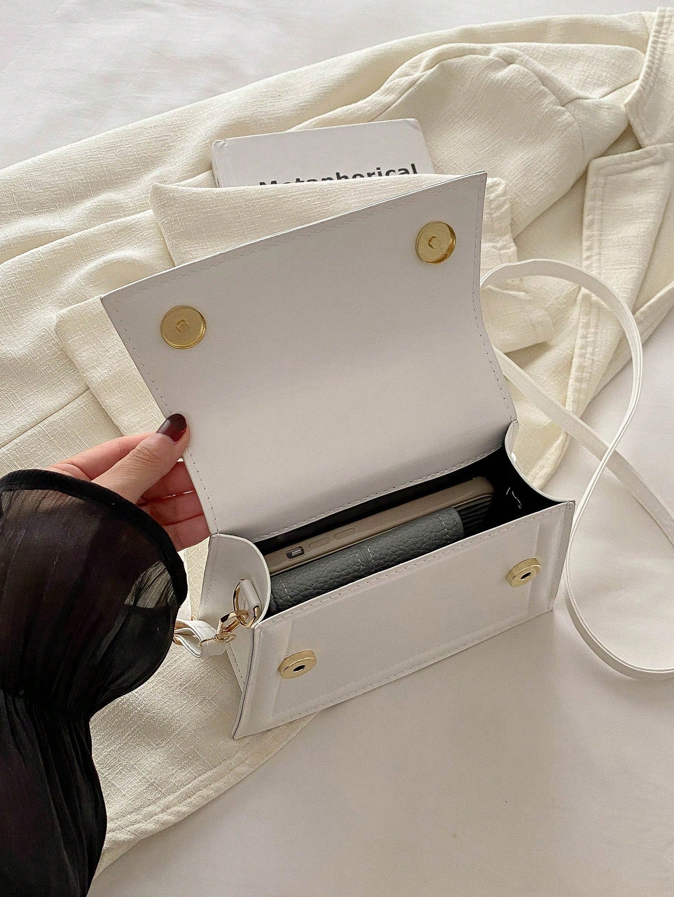 interior del bolso blanco mini con cierre de solapa magnética