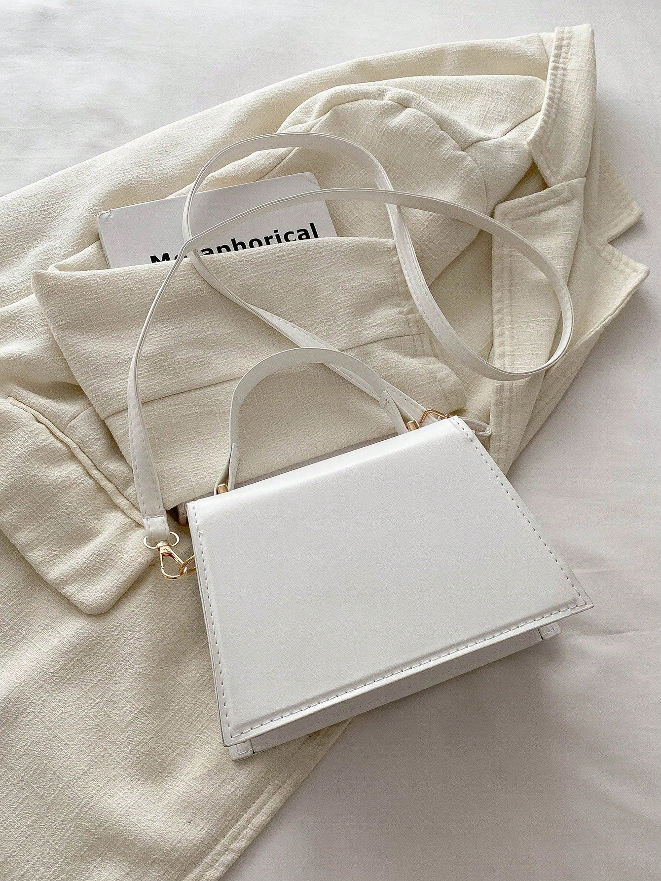 vista posterior del bolso blanco con correa ajustable