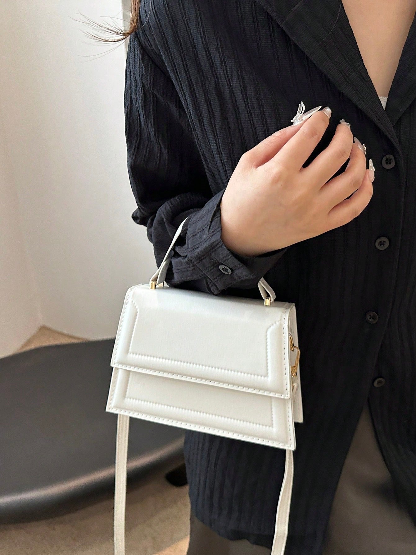 bolso blanco mini elegante usado al hombro por modelo