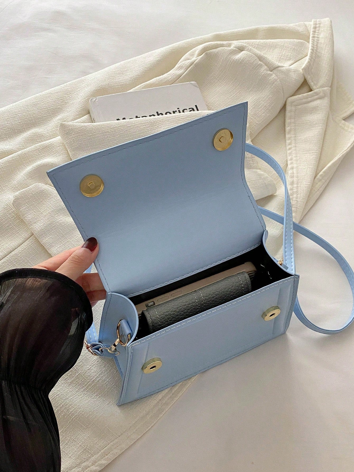 interior del bolso azul mini cuadrado