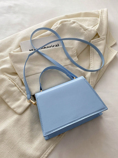 vista trasera del bolso azul con correa ajustable