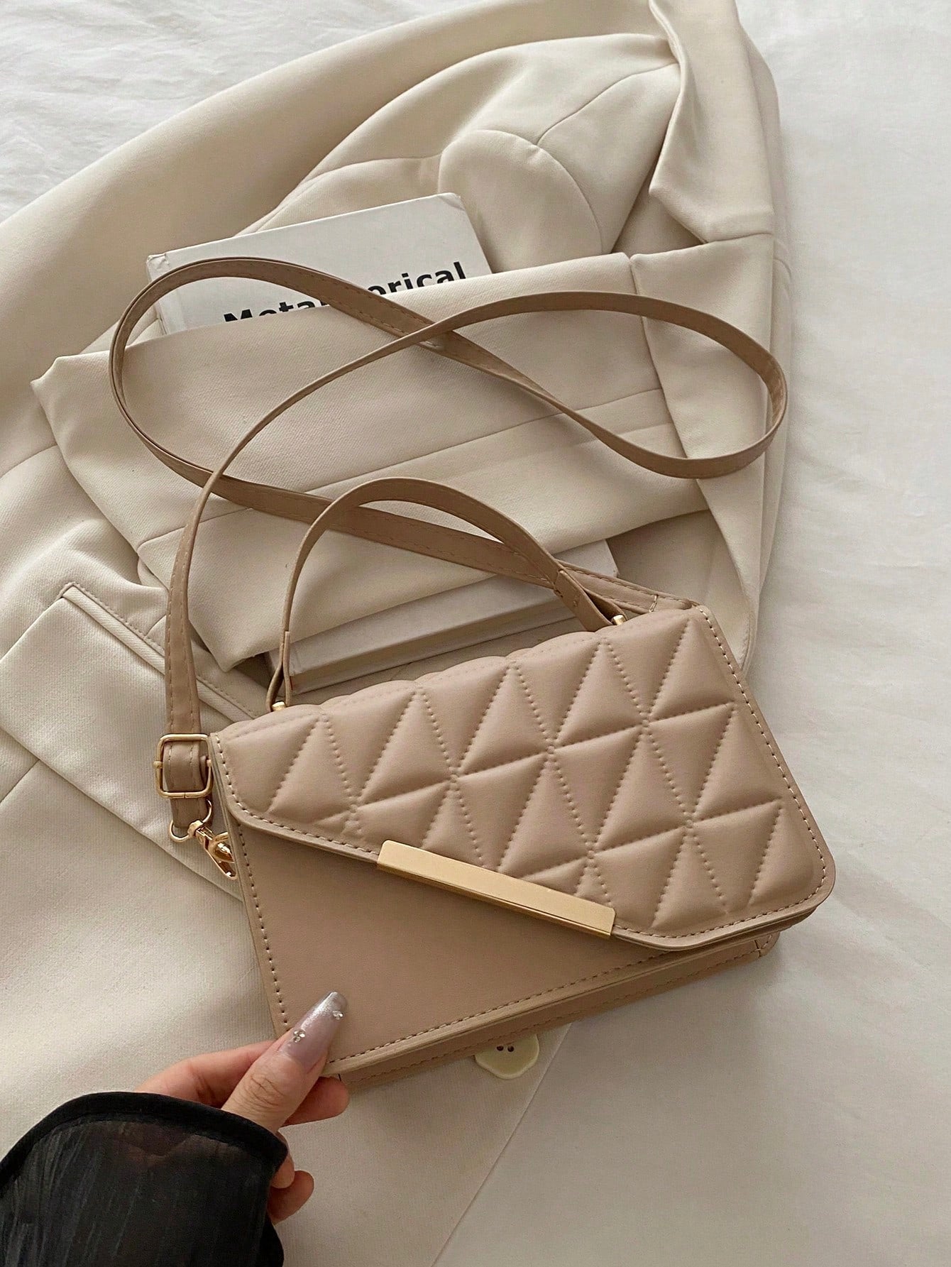 vista superior del bolso caqui con solapa dorada