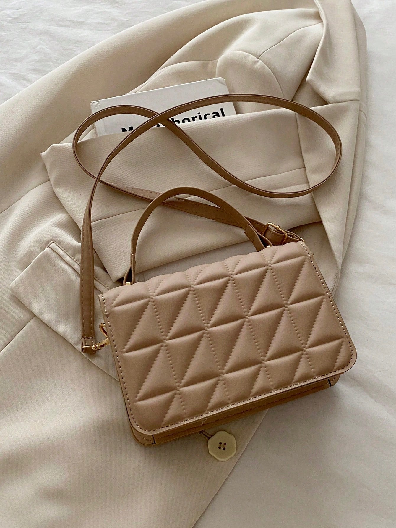 parte trasera del bolso caqui con correa ajustable