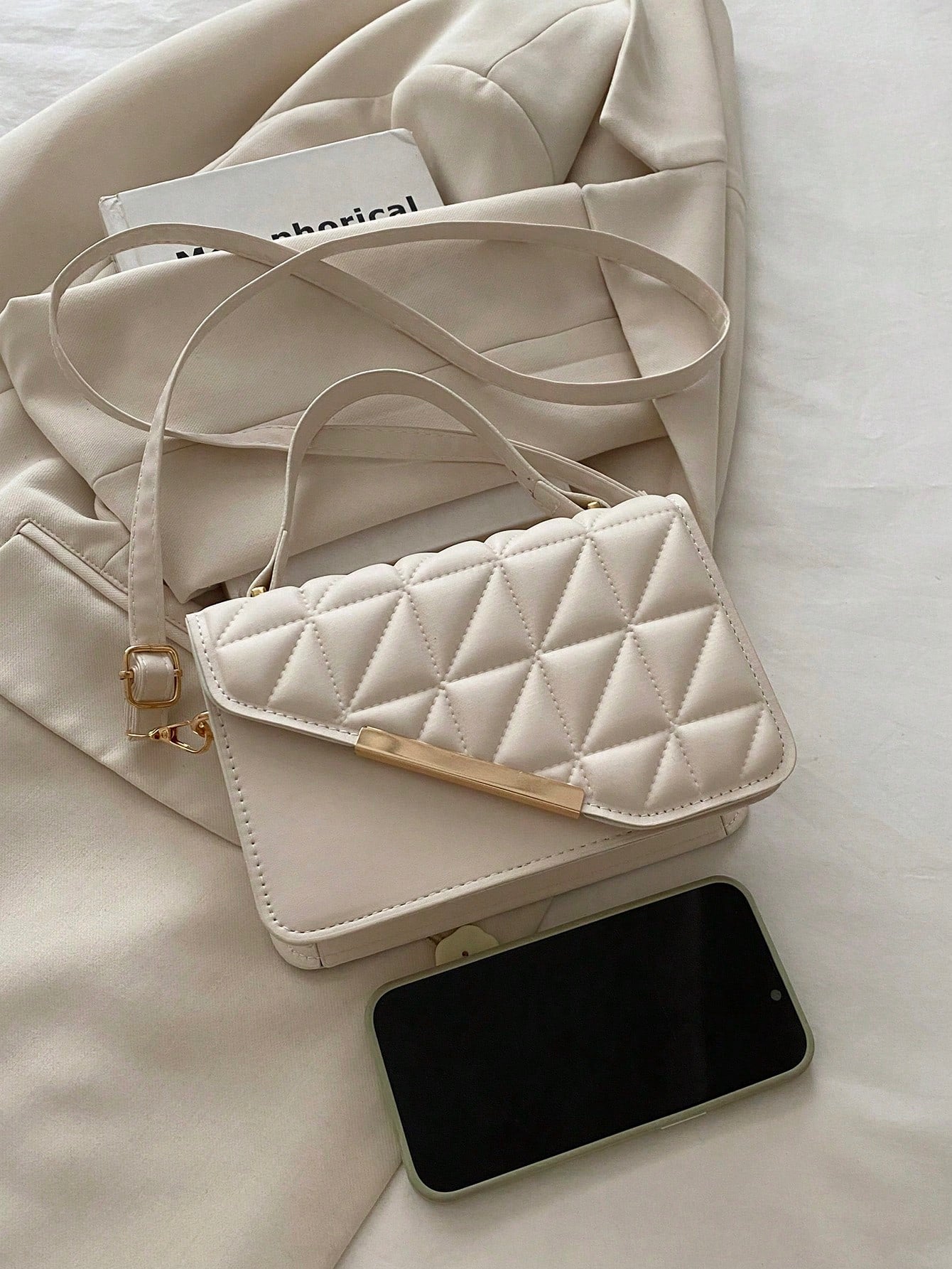 vista superior del bolso beige con detalle dorado