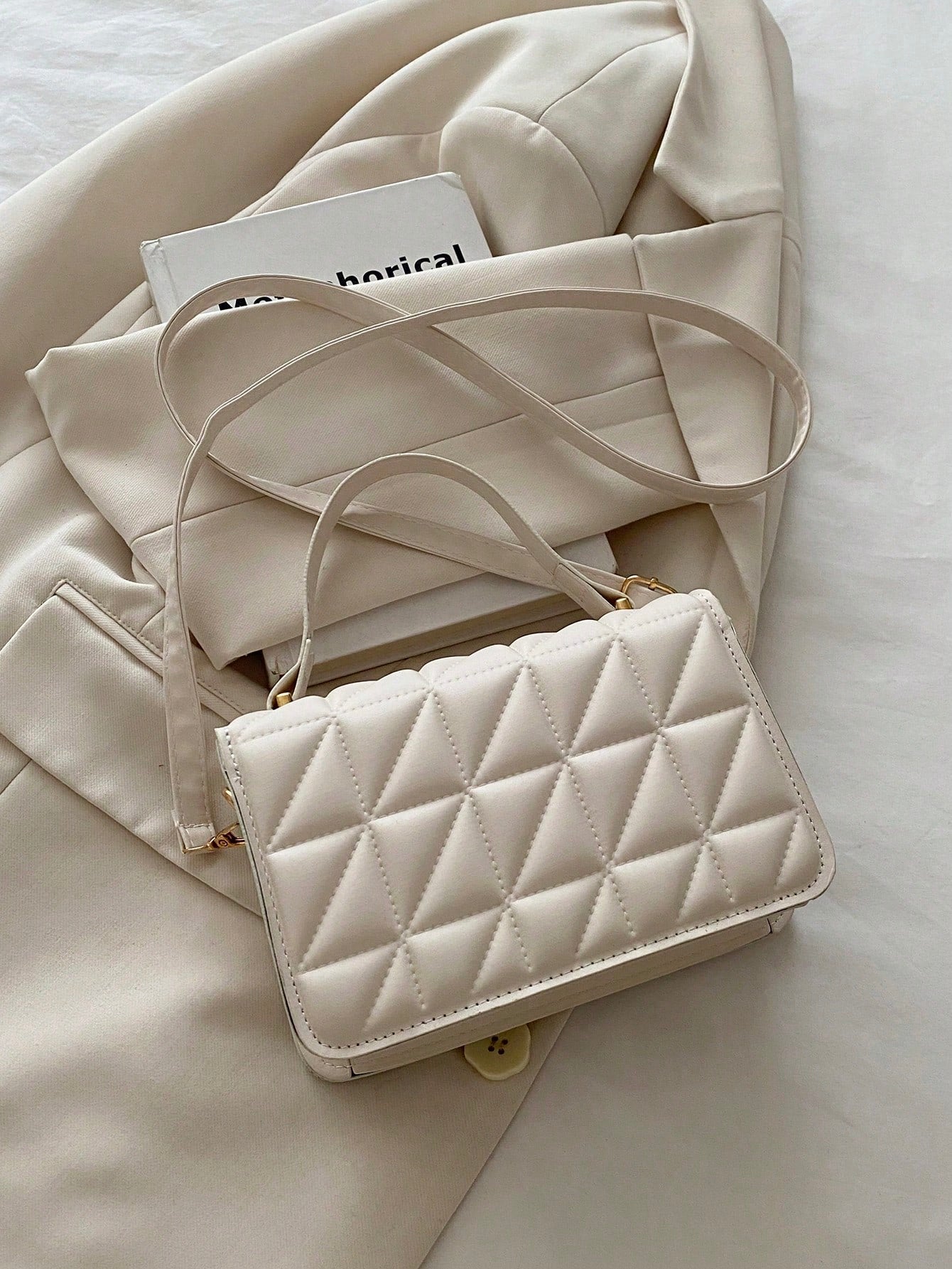 parte trasera del bolso beige con correa ajustable