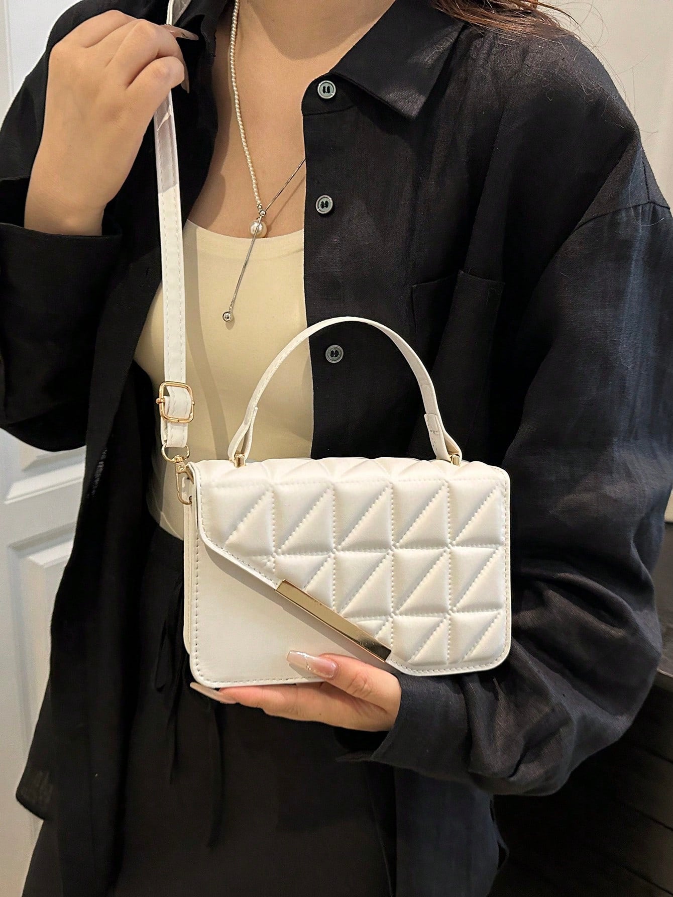 bolso beige cruzado elegante para mujer