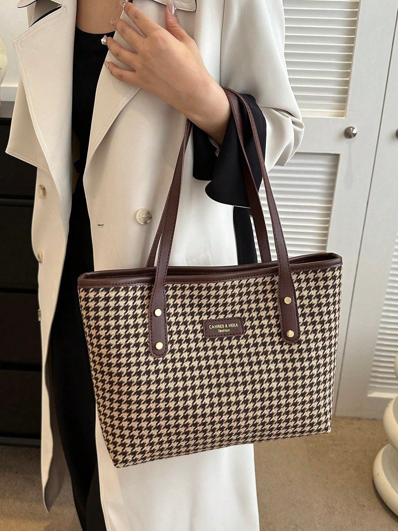 bolso tote pata de gallo para dama en uso