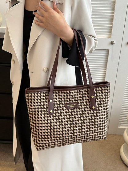 bolso tote pata de gallo para dama en uso