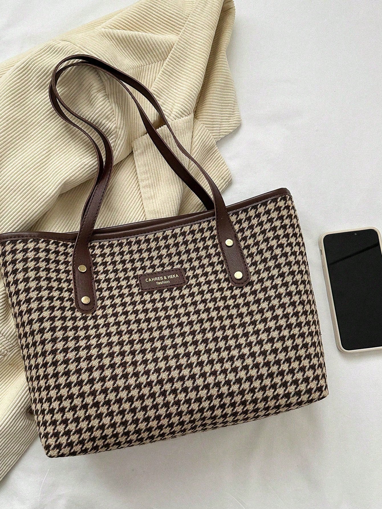 bolso marrón pata de gallo para dama con detalles metálicos