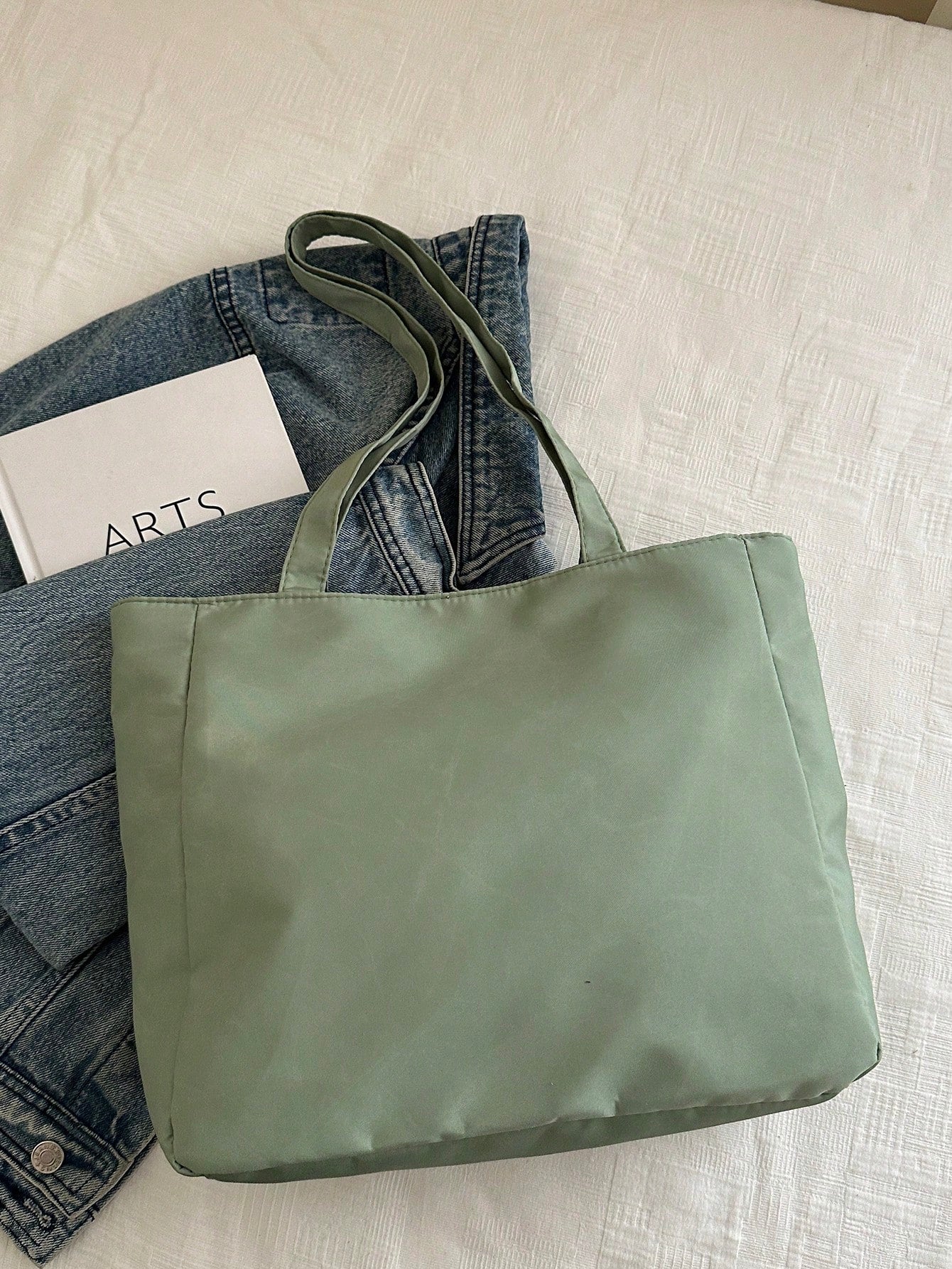 bolso tote verde para mujer vista trasera sobre tela blanca