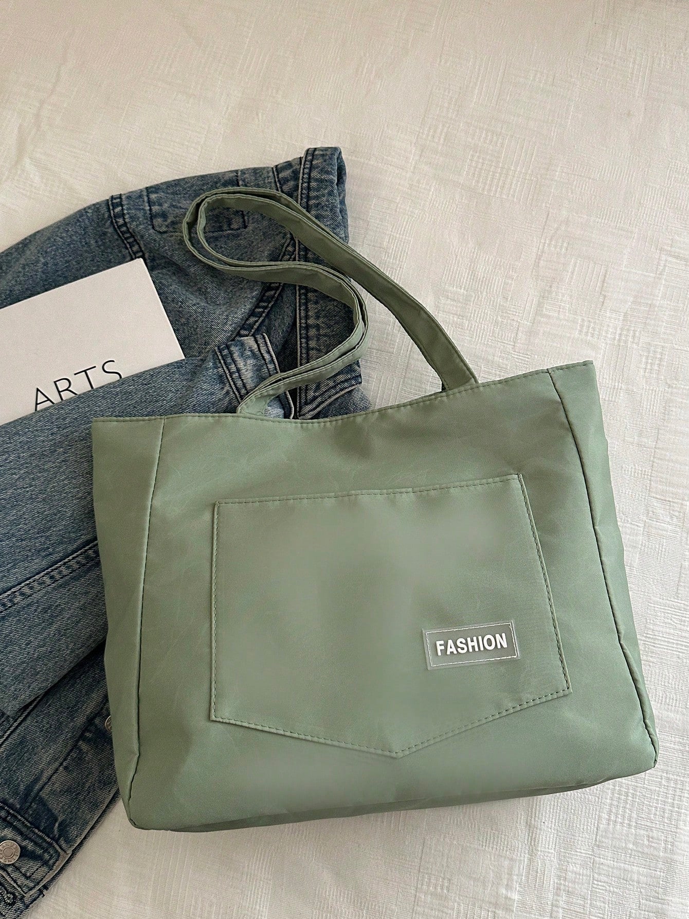 bolso tote verde para mujer vista frontal con detalle del bolsillo
