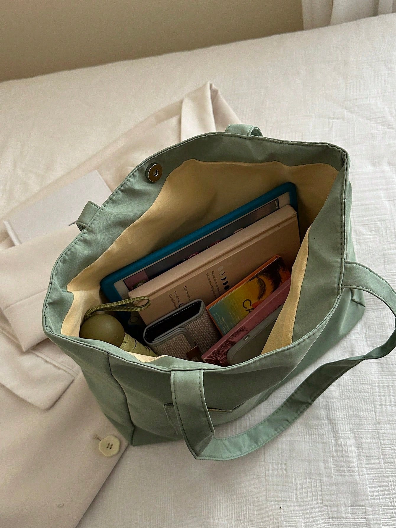 bolso tote verde para mujer vista superior con interior amplio