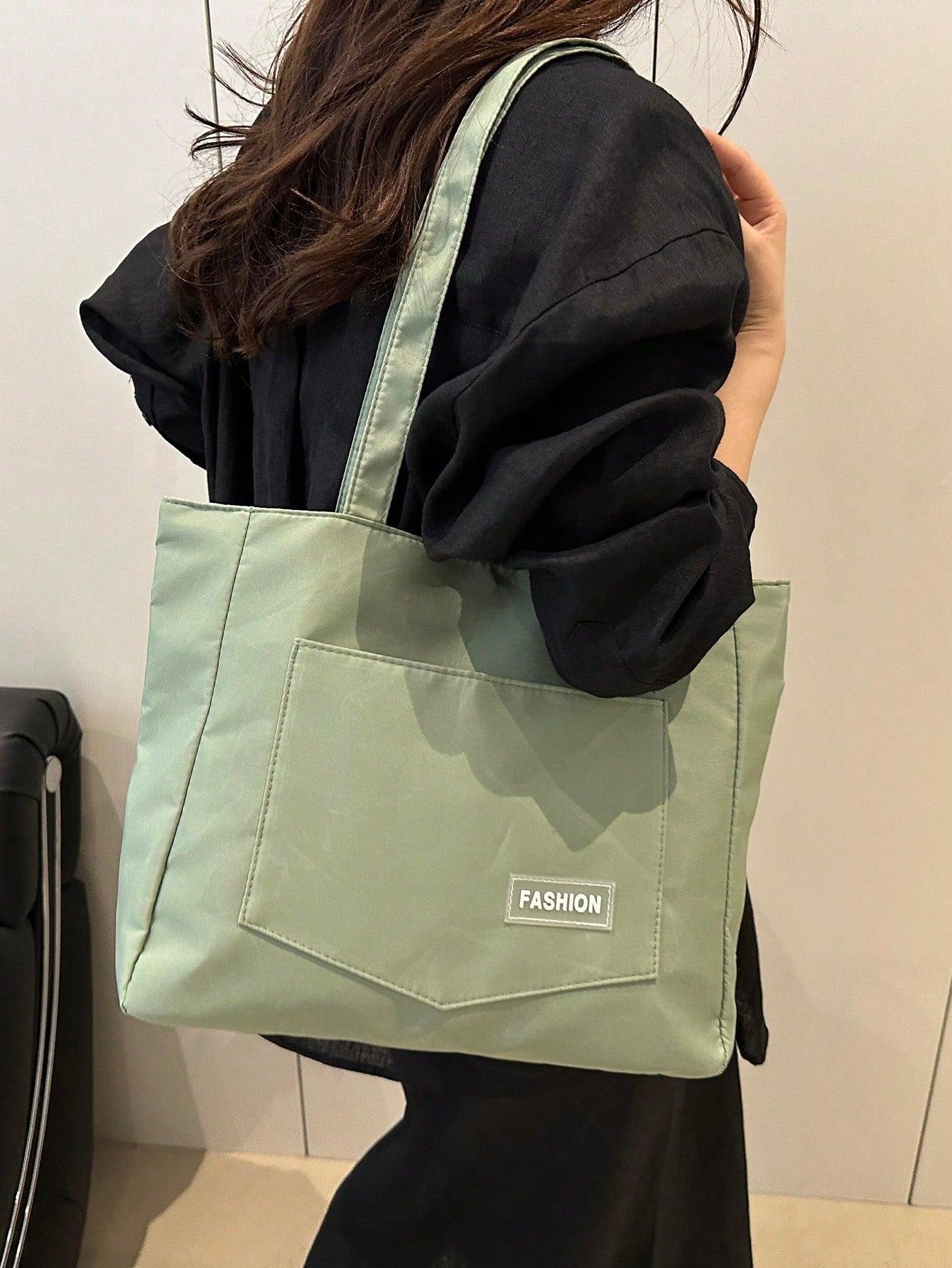 bolso tote verde para mujer en uso al hombro