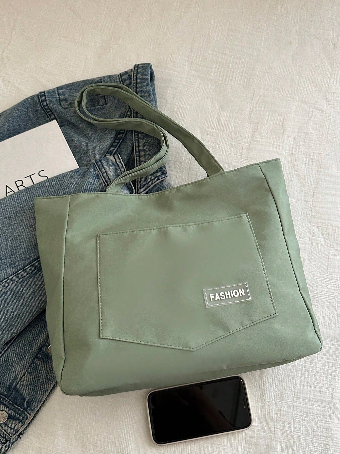 bolso tote verde para mujer vista frontal con referencia de tamaño