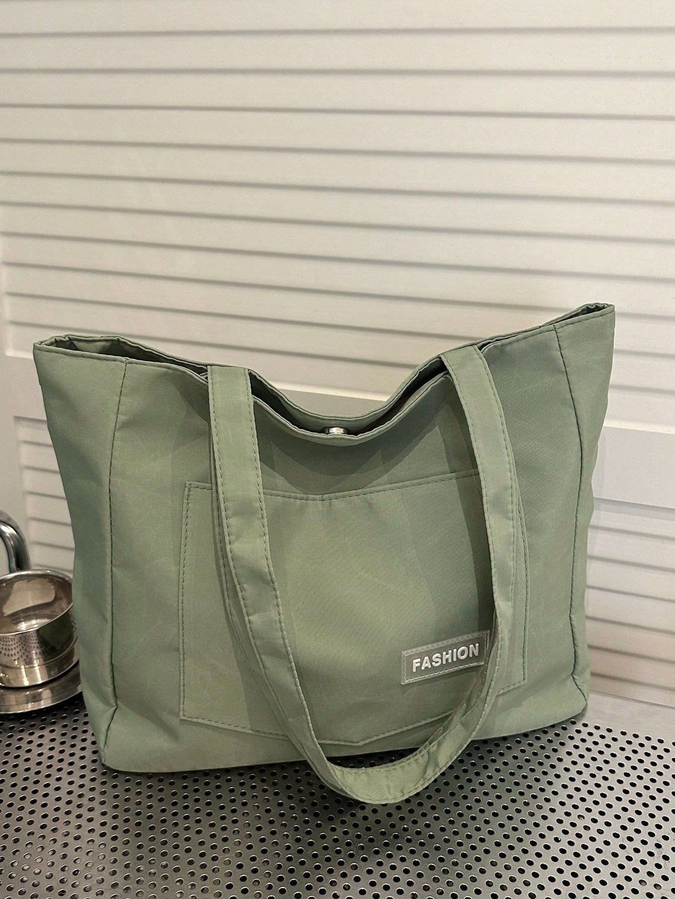 bolso tote verde para mujer vista frontal con bolsillo frontal