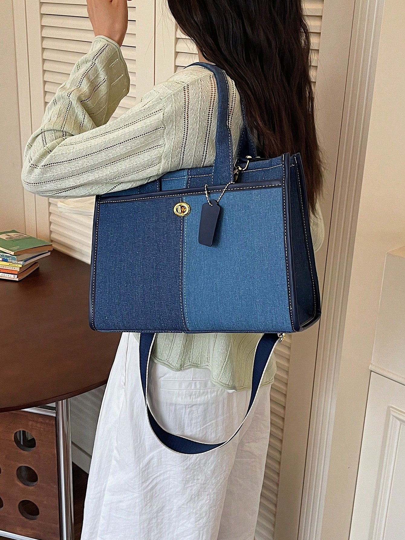 Bolso tote azul para mujer llevado sobre el hombro