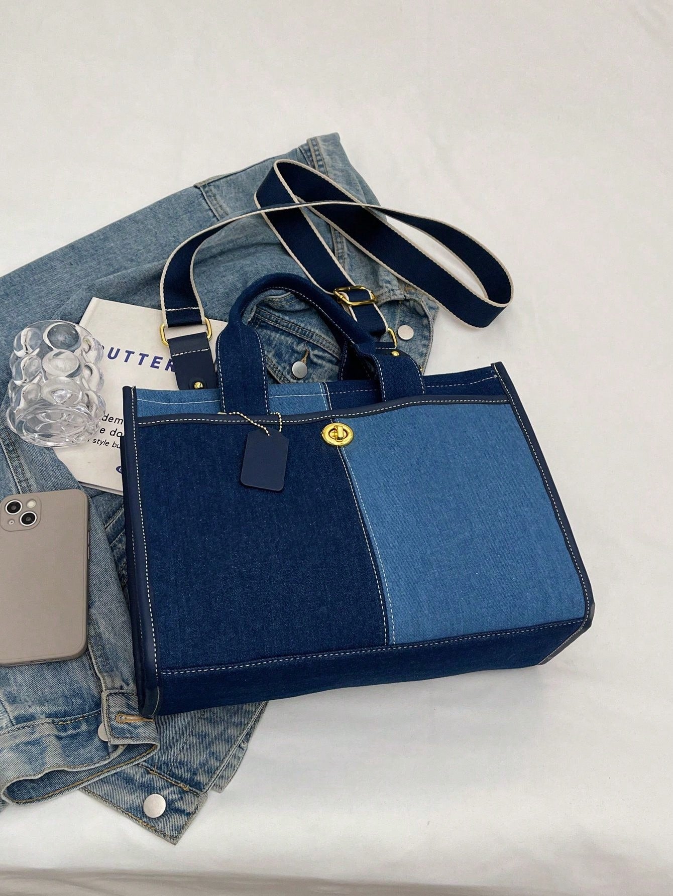 Bolso tote azul para mujer vista superior con diseño bicolor