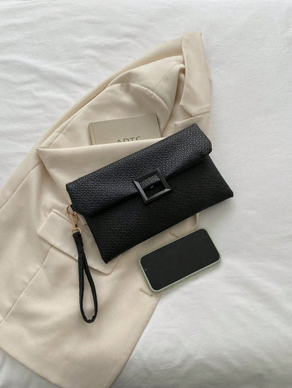 bolso clutch negro para mujer vista frontal con teléfono de referencia