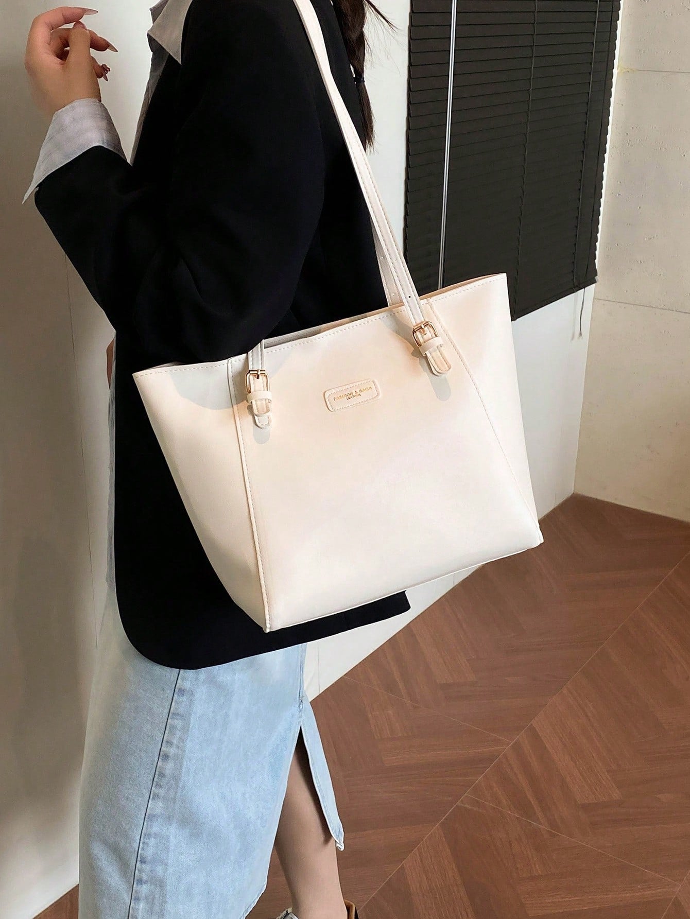 Bolso tote marfil para mujer llevado sobre el hombro