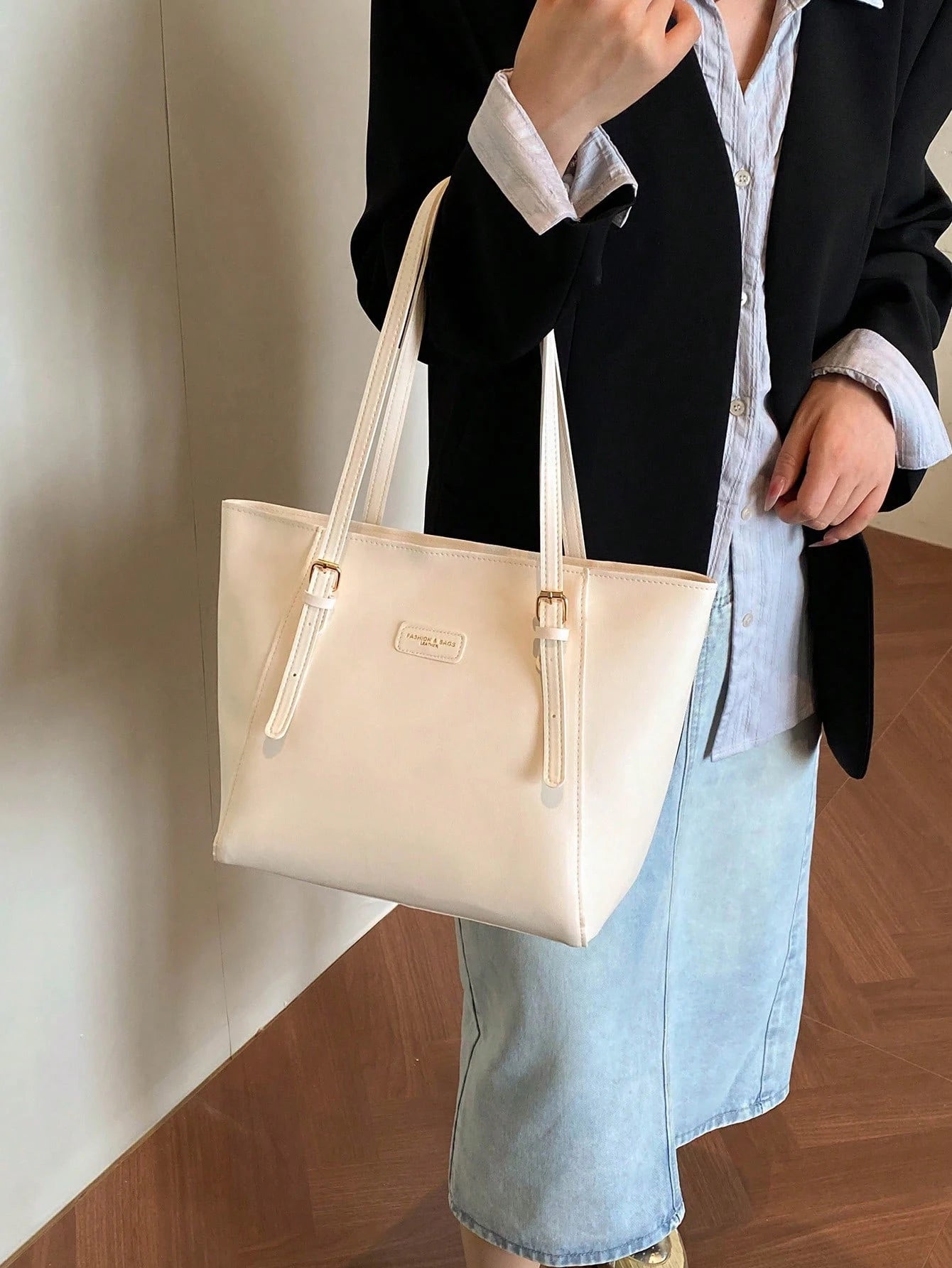 Bolso tote marfil para mujer combinado con atuendo ejecutivo